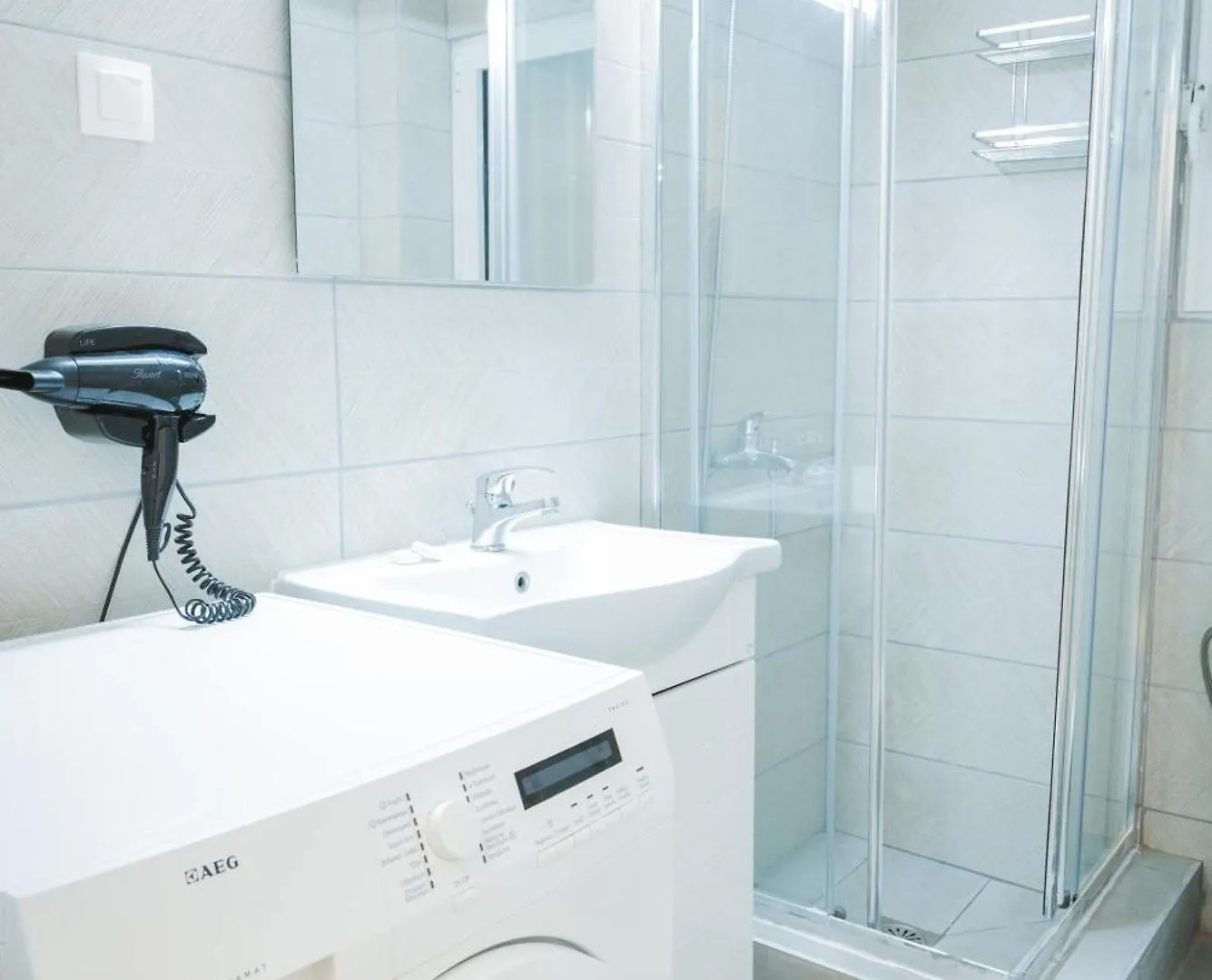 Stylish Apt W Jacuzzi, 5 Min To White Tower Thessaloníki 0*,  Grekland