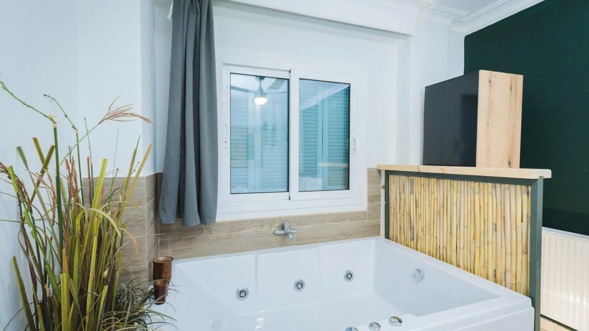 Stylish Apt W Jacuzzi, 5 Min To White Tower Thessaloníki 0*,